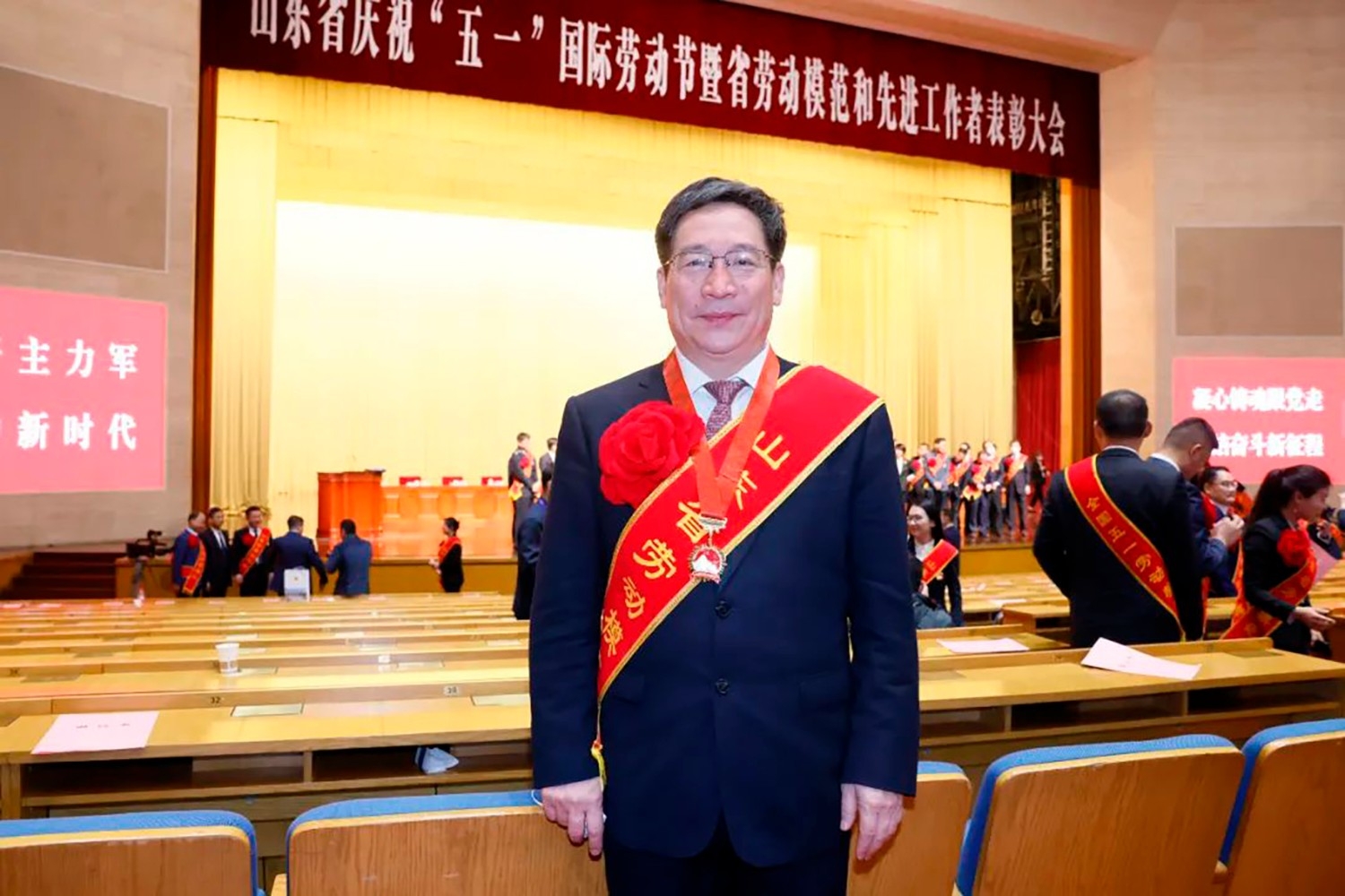 喜報(bào)！李永勝董事長被授予“山東省勞動(dòng)模范”稱號(hào) 受省委、省政府表彰 (5)